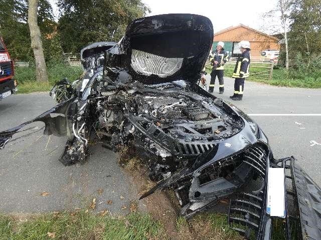 POL-CUX: Schwerer Verkehrsunfall im Bereich Wersabe (Hagen im Bremischen) - Beifahrerin erleidet schwere Verletzungen - Rettungshubschrauber im Einsatz - Hochwertiger Sportwagen mit Totalschaden