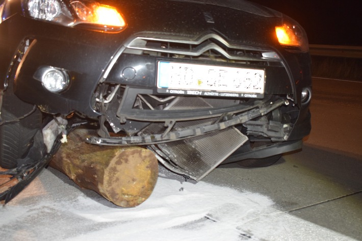 POL-PDKL: Holzscheite auf Autobahn gelegt - Verkehrsunfall mit Sachschaden