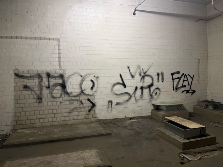 POL-RBK: Overath - Graffiti am Schulzentrum