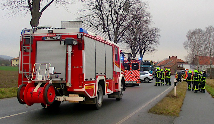 POL-HM: Renault prallt auf der Bundesstraße 1 bei Marienau gegen Baum - Autofahrer wird schwer verletzt