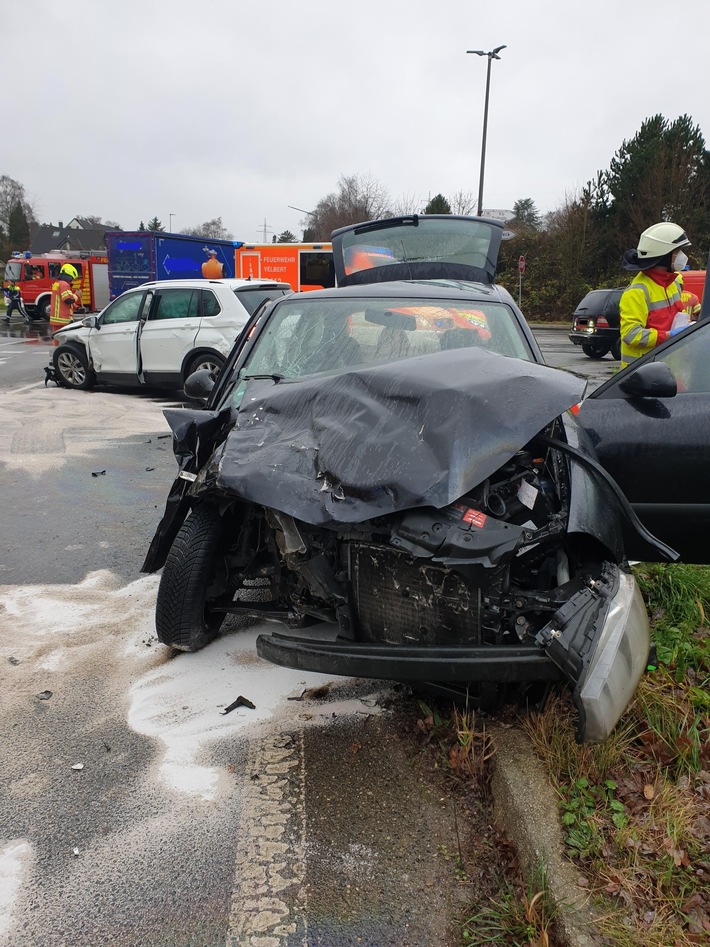 FW-Velbert: Verkehrsunfall mit zwei Verletzten