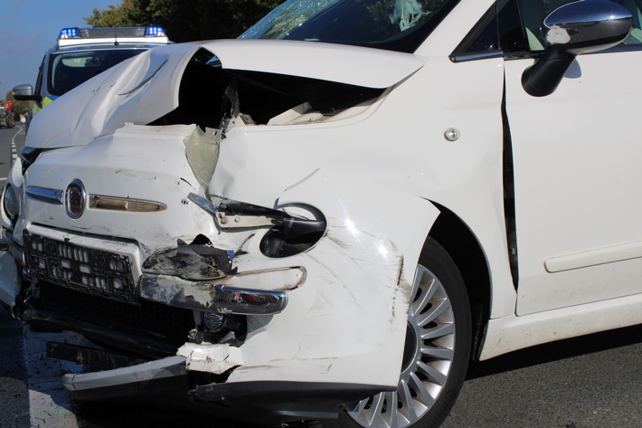 POL-MI: Zwei Leichtverletzte bei Autounfall
