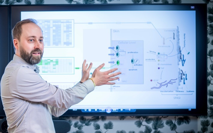 Markus Rehberg und sein Team erstellen an der Schnittstelle von Biologie, Mathematik und Informatik digitale Zwillinge. Mit diesen sogenannten virtuellen Patienten modellieren sie die Wirksamkeit neuer Medikamente, bevor diese in klinischen Studien getestet werden. KI hilft dabei, Daten zu analysieren und virtuelle Patienten zu generieren. / Weiterer Text über ots und www.presseportal.de/nr/71182 / Die Verwendung dieses Bildes für redaktionelle Zwecke ist unter Beachtung aller mitgeteilten Nutzungsbedingungen zulässig und dann auch honorarfrei. Veröffentlichung ausschließlich mit Bildrechte-Hinweis.