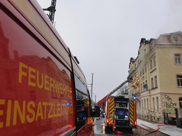 FW Dresden: Rauchentwicklung in Wohngebäude und einem Zug