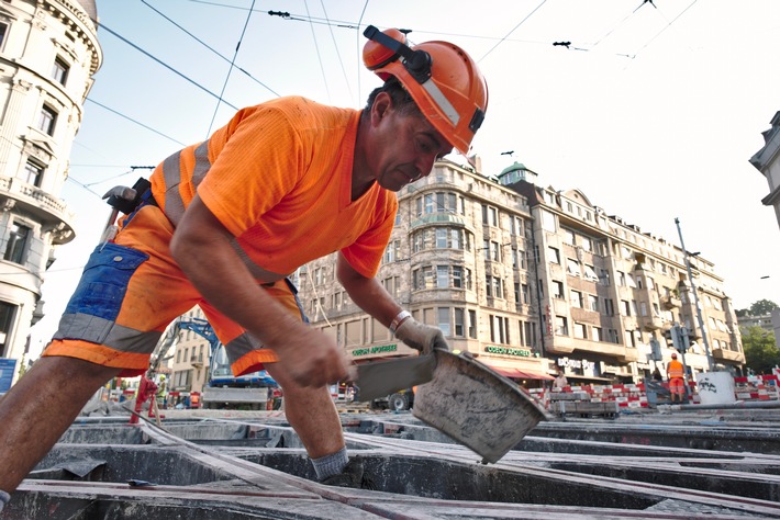 Società Svizzera degli Impresari-Costruttori: È di nuovo permesso indossare pantaloni corti fin da subito durante i lavori su spazio stradale