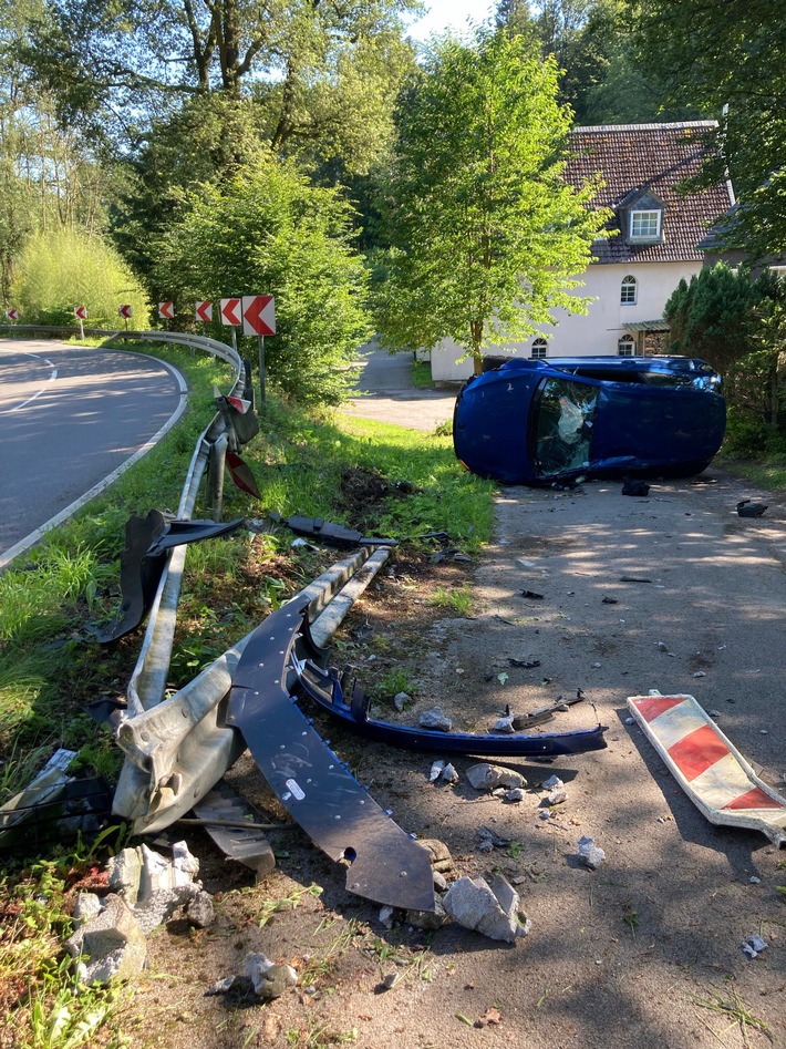 POL-GM: Sekundenschlaf - 24-Jähriger überschlägt sich mit Auto