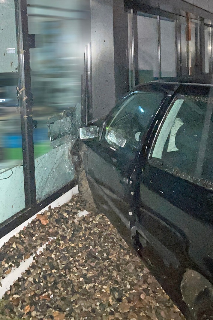 POL-KS: Autofahrer fährt an Einmündung geradeaus und kracht gegen Bürogebäude