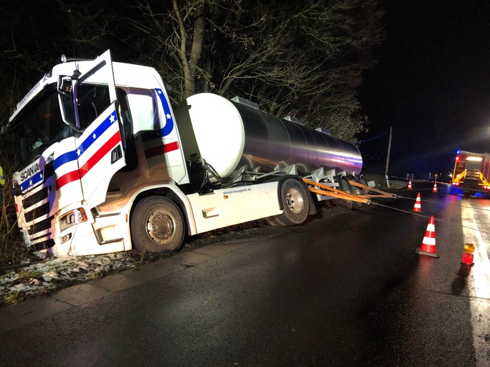 POL-RBK: Rösrath - Milchtransporter gerät in Straßengraben