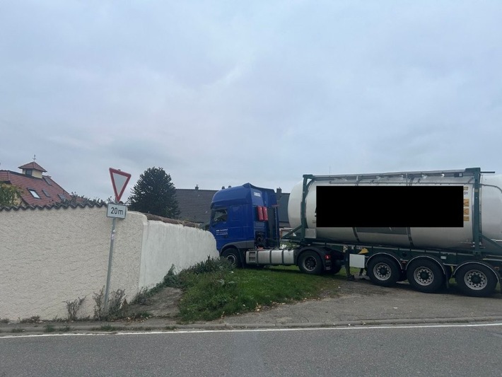 POL-PDNW: LKW rollt in eine Gartenmauer