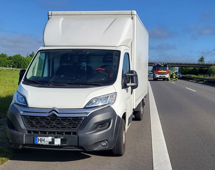 POL-STD: Unbekannte dringen in Wischhafener Wohnhaus ein und richten hohen Schaden an, Toyota Corolla und Toyota SUV in Buxtehude entwendet, Unfall auf der Autobahn 26 - ein Autofahrer leicht verletzt