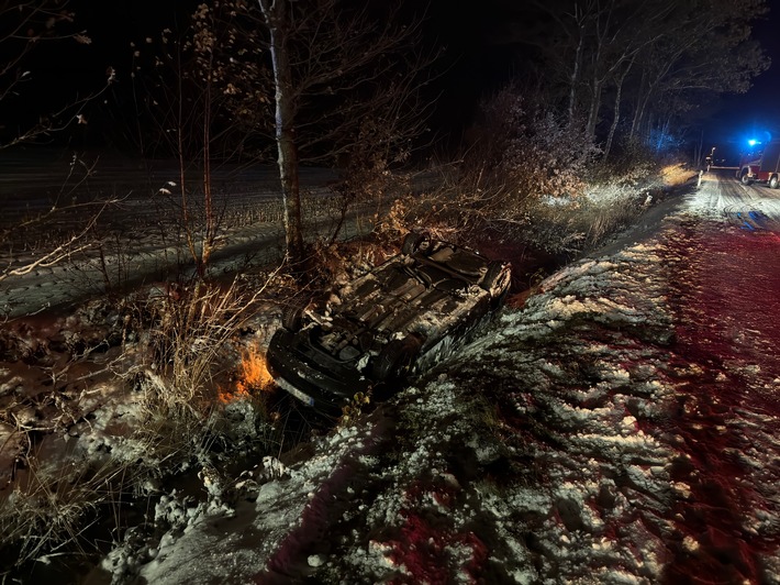 FW-AUR: Auto bei Unfall in Straßengraben gelandet