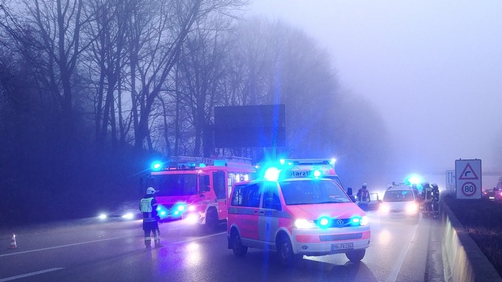 FW-MH: Verkehrsunfall mit drei beteiligten Fahrzeugen auf der A40