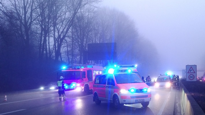 FW-MH: Verkehrsunfall mit drei beteiligten Fahrzeugen auf der A40