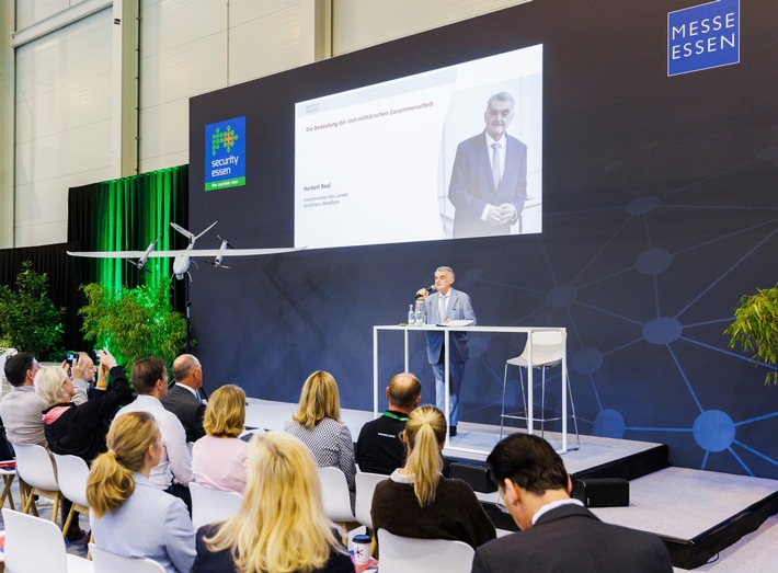 Herbert Reul besuchte Security Essen 2026 / NRW-Innenminister sprach auf der Europäischen Drohnen-Fachtagung