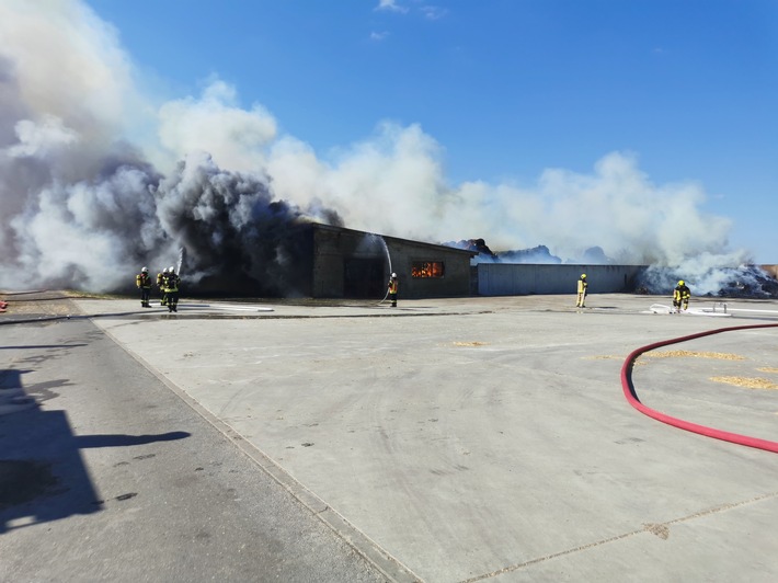 POL-NB: Brand von Strohballen und einer Lagerhalle in Behrenwalde, Landkreis Vorpommern - Rügen