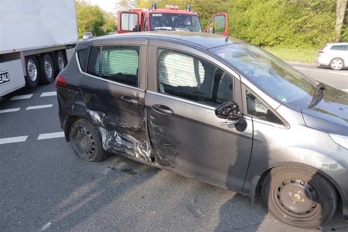 POL-HX: Unfall mit zwei Verletzten und 30.000 Euro Schaden