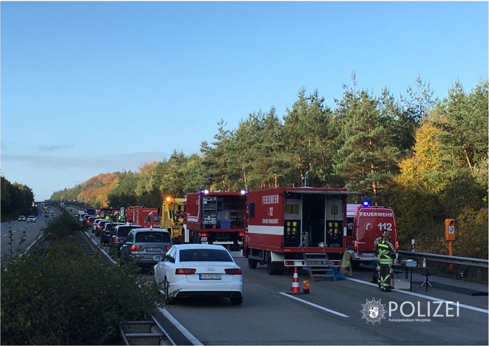 POL-PPWP: Stundenlange Sperrung nach Lkw-Unfall