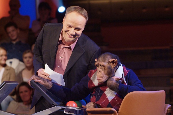 Affenstarkes Duo: Oliver Welke und Schimpanse Czimp testen Spaß-IQ von Prominenten
