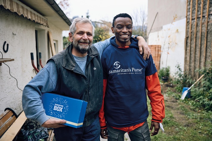 Hunderte Freiwillige beschenken tausende Flutbetroffene / Samaritan