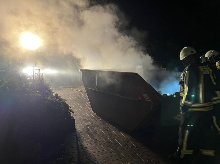 FW-EN: Wohnungsbrand mit Menschenrettung und brennender Container am Wohnhaus.