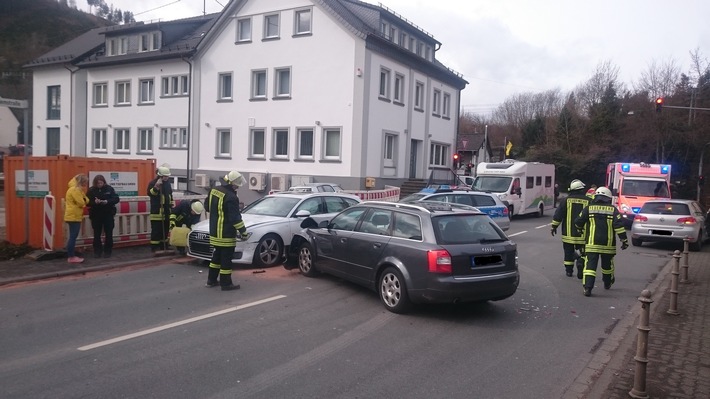 FW-OE: Verkehrsunfall mit drei PKW in Kirchhundem