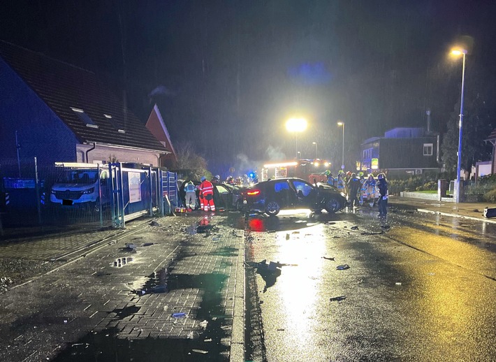 POL-COE: Dülmen, Nordlandwehr, Verkehrsunfall, Frontalzusammenstoß - sieben Personen z.T. lebensgefährlich verletzt
