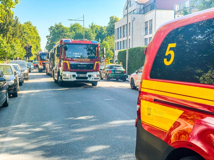 FW Dresden: Rauchentwicklung aus Wohngebäude