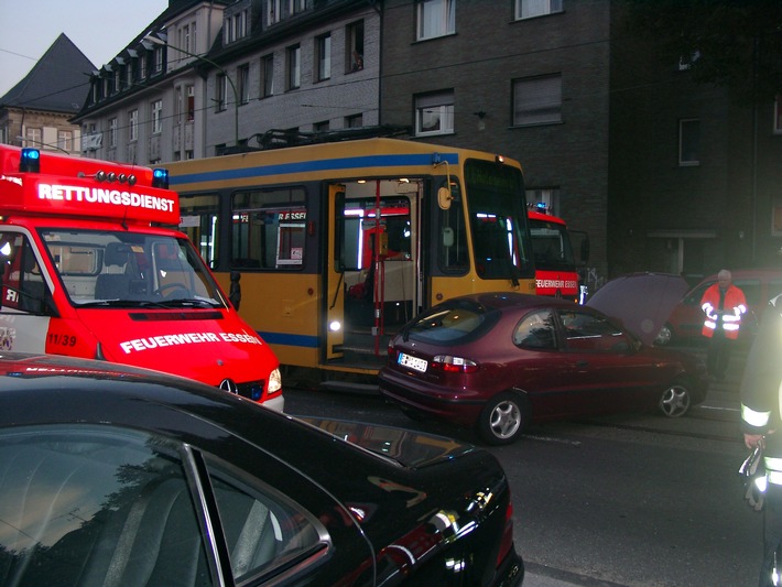 FW-E: Verkehrsunfall, PKW mit Strassenbahn