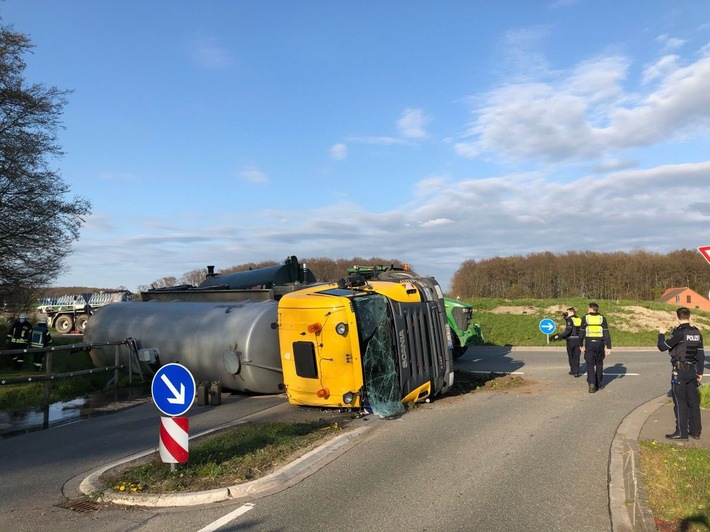 POL-COE: Rosendahl, Osterwick, K32/ Umgestürzter Lkw blockierte stundenlang Kreisverkehr
