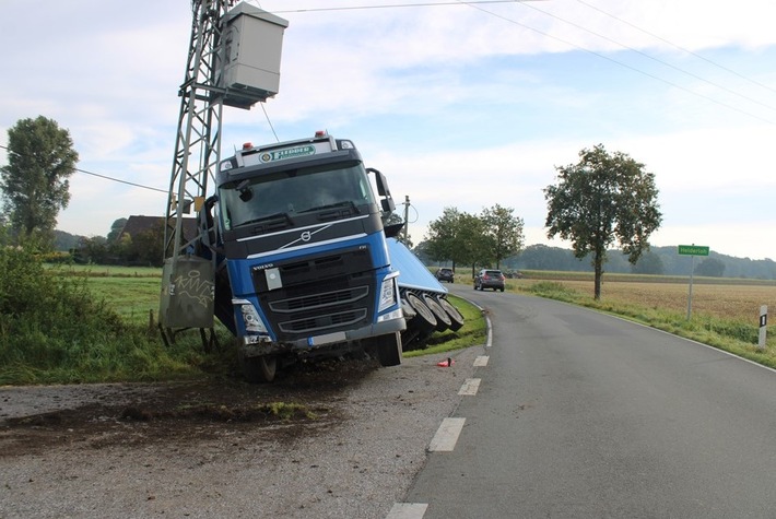 POL-KLE: Rees- Unfallflucht/ Sattelschlepper streift Strommast