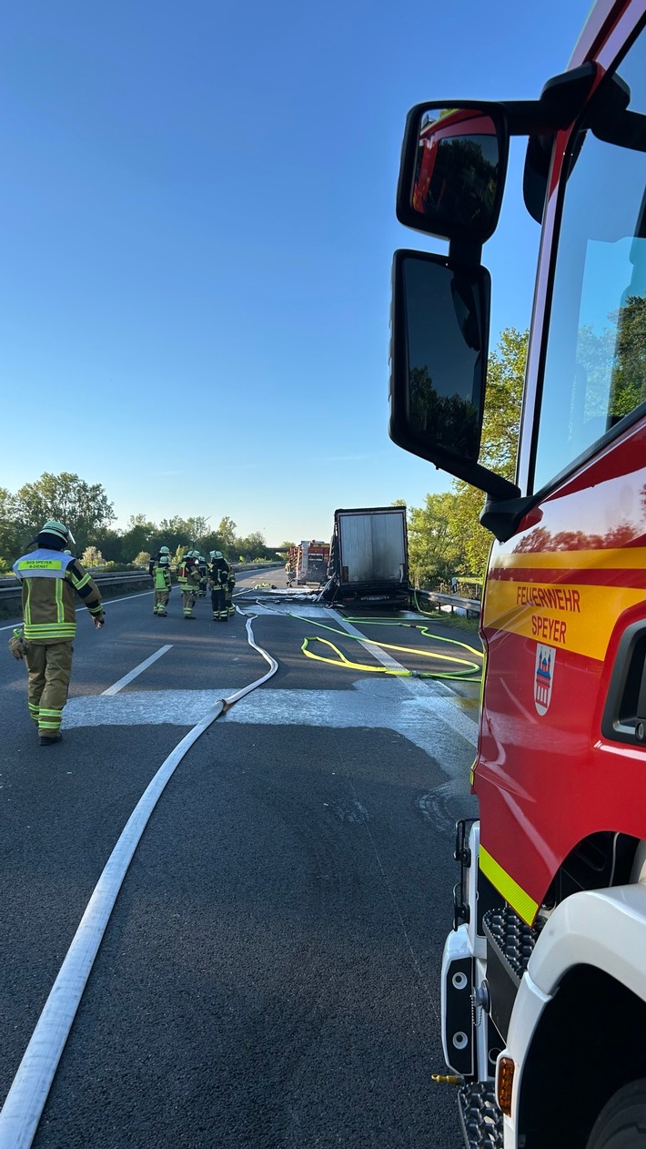 FW Speyer: LKW-Vollbrand auf der A61 - Fahrer unverletzt, Böschung und Waldfläche in Brand