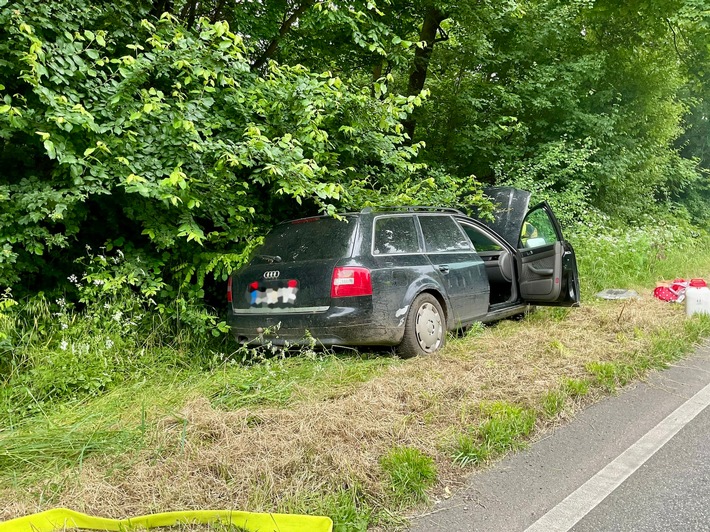 FW Alpen: Auslaufende Betriebsmittel nach Verkehrsunfall