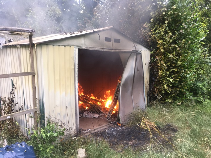 FW Lage: Brennt Gartenhütte - 18.08.2017 - 17:44 Uhr