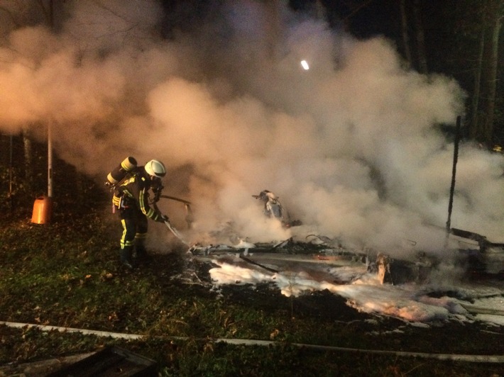 FW-EN: Wohnwagen brennt in voller Ausdehnung