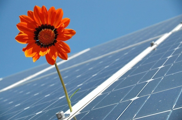 Photovoltaik Anlagen Hamburg Bergedorf - Spezialist Jürgensen aus Hamburg berät ausgezeichnet, aber trotzdem für jeden verständlich / Weiterer Text über ots und www.presseportal.de/nr/153077 / Die Verwendung dieses Bildes ist für redaktionelle Zwecke unter Beachtung ggf. genannter Nutzungsbedingungen honorarfrei. Veröffentlichung bitte mit Bildrechte-Hinweis.