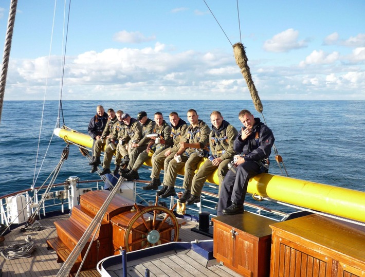 Deutsche Marine - Bilder der Woche - Brotzeit auf dem Besanmast der &quot;Gorch Fock&quot;