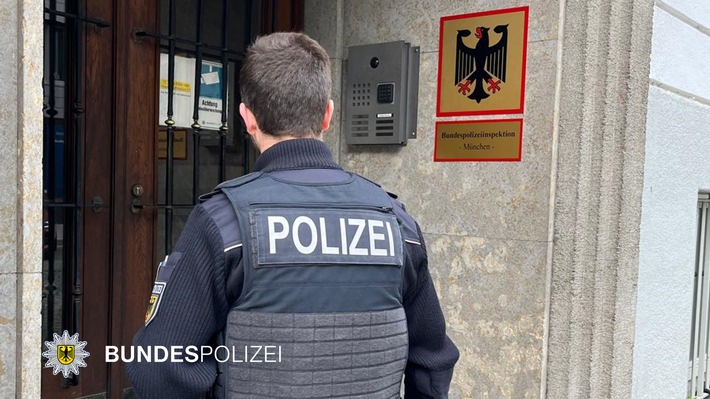 Bundespolizeidirektion München: Einsätze der Bundespolizei am letzten Juli-Wochenende // Vorführung eines Tatverdächtigen