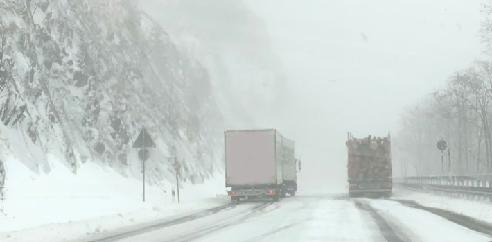 POL-FR: Todtnau-Fahl/Landkreis Lörrach: Zahlreiche Lkw ignorieren Schneekettenpflicht nach heftigen Schneefällen am Feldberg - B317 zeitweise blockiert