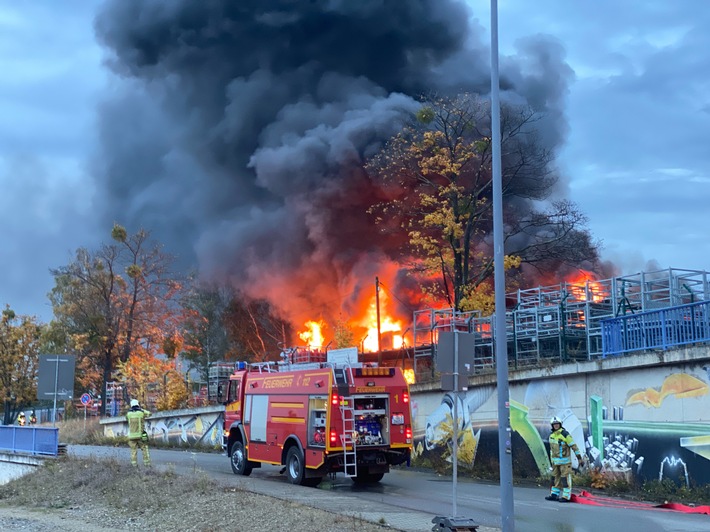 FW Dresden: Brand einer Abfüllanlage für Flüssiggas