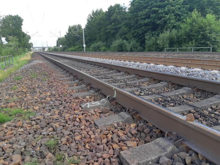 BPOL-HB: Kinder legen Schottersteine auf Bahngleis in Winsen (Luhe) / Bundespolizei warnt zur Ferienzeit vor Gefahren auf Bahnanlagen