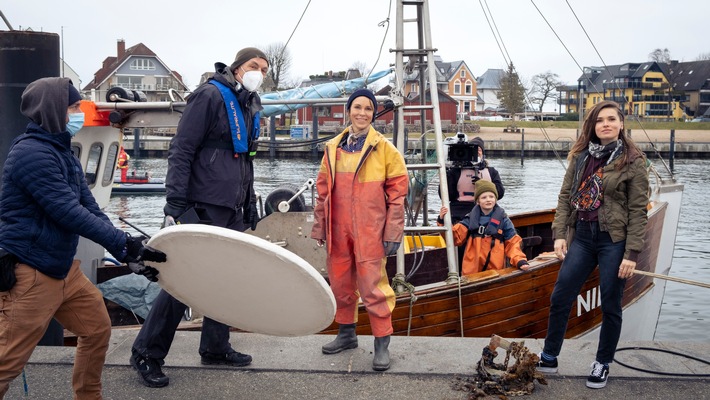 Das Erste / Dreharbeiten für &quot;Ein toller Fang&quot; (AT): Warmherzige Tragikomödie mit Anneke Kim Sarnau im Zentrum einer Ostseeküstenfischer-Familie