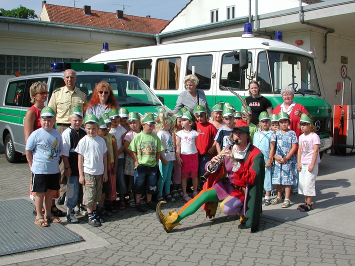 POL-HM: Jubiläum der besonderen Art: 30 Jahre "gute Zusammenarbeit" zwischen der Polizei Hameln und dem Evangelischer Kindergarten Gronau (bei Elze)