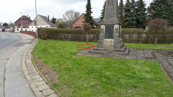 POL-HOL: Wer hat Kollision mit Kriegerdenkmal beobachtet?