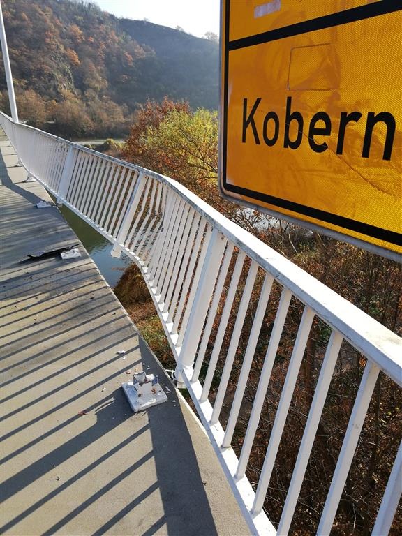 POL-PDKO: Fahrzeug blieb im Brückengeländer hängen
