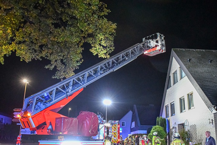 FW Menden: Brand am Gebäude