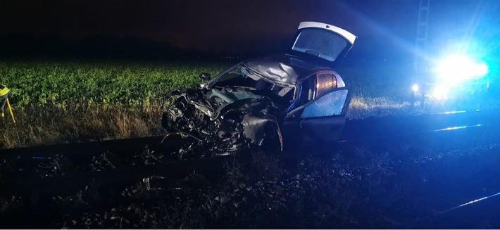 BPOL NRW: Unfall am Bahnübergang Hückelsmaystrasse - Bahn und PKW kollidieren