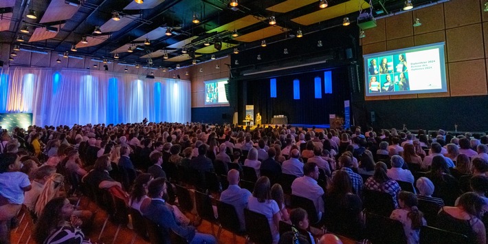 Communiqué de presse - Remise des diplômes d’UniDistance Suisse : une journée exceptionnelle pour les lauréates et les lauréats