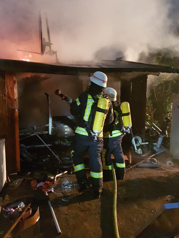 FW-HAAN: Mutter und fünf Kinder retten sich vor Flammen