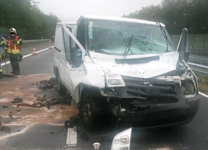 POL-VDMZ: Transporter fährt unter LKW - Fahrer schwer verletzt