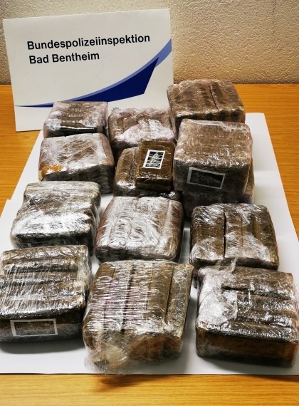 BPOL-BadBentheim: Drogenkurier mit rund 7 Kilo Haschisch festgenommen
